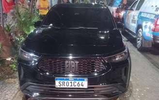 Carro usado pelos suspeitos durante a perseguição