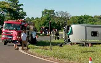 Ônibus tombado na rotatória da Rodovia Brigadeiro Faria Lima (SP-326), na entrada de Jaboticabal (SP)