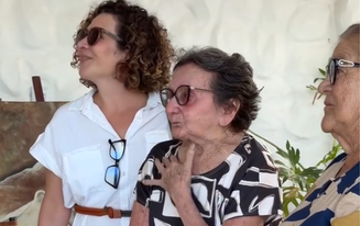 Atriz se emocionou ao receber equipe de televisão em meio ao sucesso do filme 'O Agente Secreto'