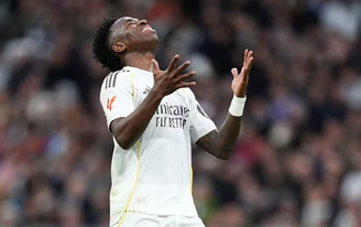 Vini Jr. foi vaiado pelos torcedores do Real Madrid, mas recebeu apoio do técnico Arbeloa