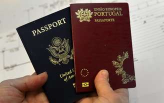 Os passaportes americano e português.