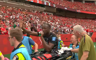 Koné fraturou tíbia e fíbula em lance na Copa do Mundo