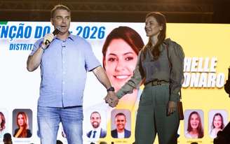 Flávio Bolsonaro, acompanhado da esposa Fernanda Bolsonaro, durante convenção do PL