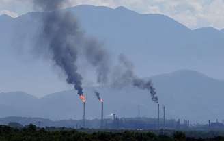 Efeitos do El Niño mostram sistema elétrico brasileiro ainda dependente de usinas térmicas, que geram energia mais cara.