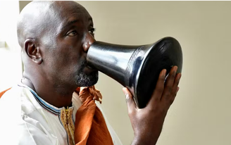 Quem é o ex-apresentador de TV que virou rei em Uganda após disputa pela sucessão