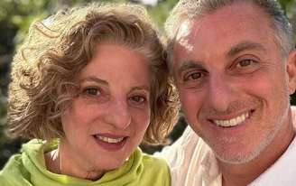 A professora Marta Grostein com o filho mais velho, o apresentador Luciano Huck