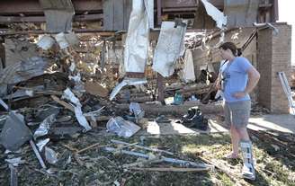 Karyne Urquhart, professora de música em Morre, observa sua sala de aula destruída após o tornado