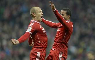 Robben comemora um dos seus três gols com Thiago Alcântara