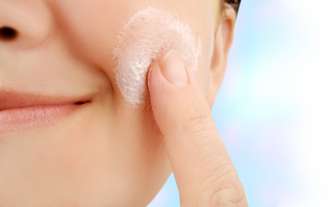 Segundo os especialistas, a pele deve ser esfoliada uma vez a cada 15 dias para que a superfície cutânea não afine demais e acabe sendo agredida e danificada