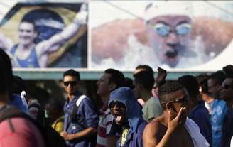 <p>Operários em greve do lado de fora do Parque Olímpico dos Jogos de 2016 no Rio de Janeiro, no início de abril</p>