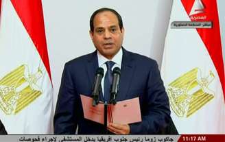 Al-Sisi jurou seu cargo perante os magistrados do Constitucional e um grupo de convidados, entre os quais estavam os membros do atual governo - que renunciará em bloco -, personalidades políticas e religiosas, e sua família