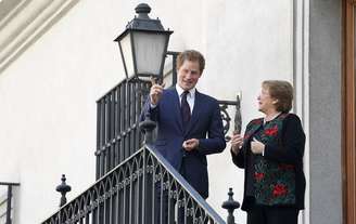 <p>Príncipe Harry (à esq.) conversa com a presidente do Chile, Michelle Bachelet</p>