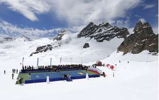 Uma quadra de tênis foi montada nos Alpes Suíços, a 3.475 metros, e Roger Federe e Lindsey Vonn disputaram uma partida de exibição