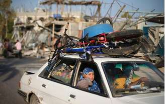 Palestinos voltam para casa depois que um cessar-fogo foi declarado, em Beit Hanoun, no norte da Faixa de Gaza, na quarta-feira. 27/08/2014