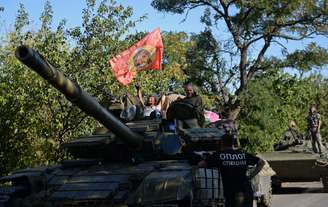 Tropas russas são vistas no leste ucraniano; combates entre separatistas e exército do país se intensificam