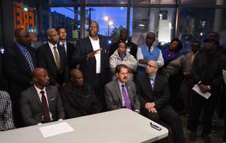 Os membros do Conselho Consultivo Africano ouviu Moussa Kourouma (centro, atrás) em coletiva, no Bronx, em Nova York. O grupo falou sobre o atual estado de violência e estigmatização contra os africanos ocidentais pelo ebola