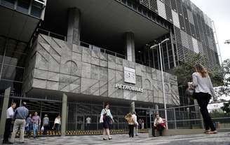 <p>Assim como o Morgan Stanley, banncos estão fazendo cálculos após a Petrobras admitir que terá de reduzir o valor de seus ativos caso sejam confirmadas as denúncias de corrupção</p>