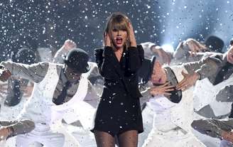 Taylor Swift durante apresentação no Brit Awards 2015