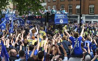 Passeata do Chelsea levou centenas de torcedores às ruas, mas número ficou abaixo do esperado