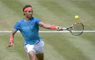 Rafael Nadal sobe à rede em jogo contra Gael Monfils