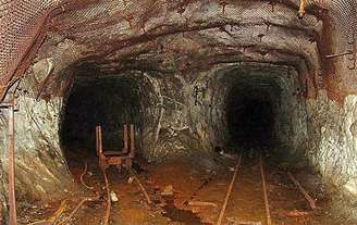 A culpada é uma antiga e abandonada mina de urânio da era soviética em cima da qual o vilarejo foi construído
