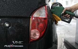Funcionário de posto de gasolina abastece carro com etanol no Rio de Janeiro 30/04/2008 REUTERS/Sergio Moraes