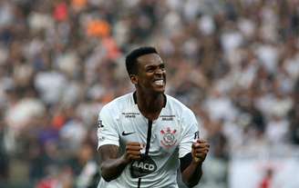 Jô comemora o gol, de braço, que deu a vitória ao Corinthians sobre o Vasco, na Arena