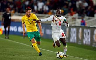 Sadio Mané (D), de Senegal, é marcado por Dean Furman (E), da África do Sul, durante partida das eliminatórias para a Copa do Mundo da Rússia
10/11/2017 REUTERS/Siphiwe Sibeko