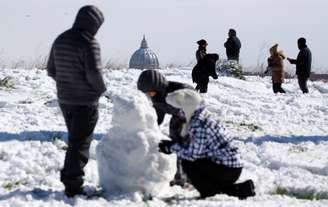 Pessoas brincam com neve perto da Basílica de São Pedro em Roma
 26/2/2018   REUTERS/Alessandro Bianchi