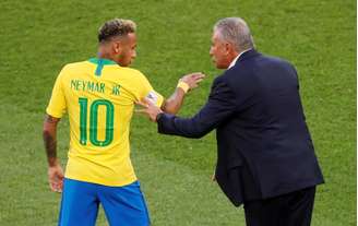 Tite e Neymar em jogo da seleção brasileira na Copa da Rússia 27/06/2018   REUTERS/Maxim Shemetov