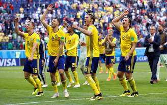 Jogadores da Suécia comemoram classificação para as quartas de final, após derrotarem a seleção da Suíça
03/07/2018
REUTERS/Damir Sagolj