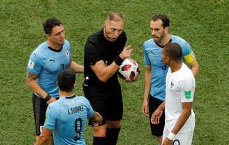 Pitana durante jogo entre França e Uruguai
 6/7/2018    REUTERS/Carlos Barria 
