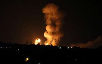 Explosão é vista em ataque israelense na Faixa de Gaza
 20/7/2018    REUTERS/Ibraheem Abu Mustafa 