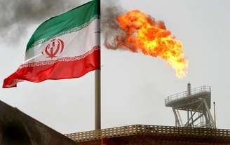 Plataforma de petróleo ao lado de bandeira do Irã no Golfo Pérsico
25/06/2005 REUTERS/Raheb Homavandi/File Photo