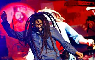 Julian Marley, filho do ícone Bob Marley, se apresenta em um show em celebração ao aniversário dos 69 anos do seu pai em Kingston, em 2014