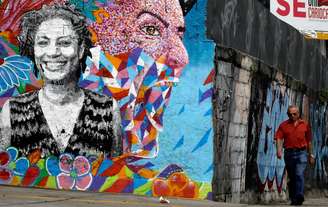Homem passa por muro com imagem da vereadora assassinada Marielle Franco no Rio de Janeiro
12/03/2019 REUTERS/Sergio Moraes
