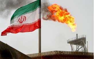 Bandeira do Irã em plataforma de produção de petróleo na região do Golfo