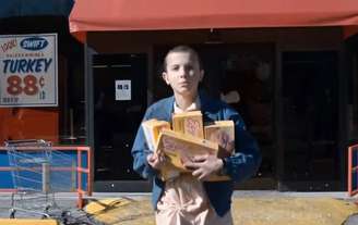 Cena de 'Stranger Things' em que Eleven rouba caixas de waffles Eggo de uma loja.