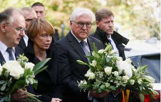 Presidente da Alemanha, Frank-Walter Steinmeier, e a esposa, Elke Budenbender, prestam homenagem a vítimas de ataque em sinagoga de Halle
10/10/2019
REUTERS/Hannibal Hanschke