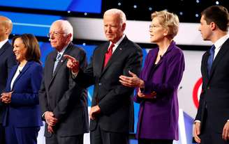 Candidatos democratas à corrida presidencial dos EUA de 2020 se apresentam para debate em Ohio. 15/10/2019. REUTERS/Aaron Josefcz