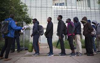 Polícia evacua dois acampamentos de migrantes em Paris