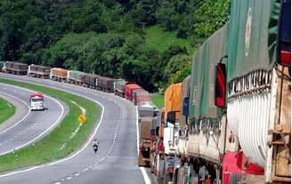 Caminhões transportam colheita de soja na BR-277, Brasil
19/03/2004
REUTERS/Rodolfo Buhrer