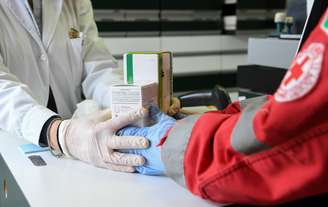 Voluntário da Cruz Vermelha italiana compra remédios para pessoas que não podem sair de casa em Castiglione della Pescaia
12/03/2020
REUTERS/Jennifer Lorenzini