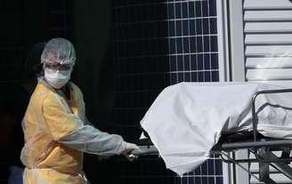 Corpo sendo retirado de Hospital Evandro Freire no Rio de Janeiro 28/4/2020 REUTERS/Ricardo Moraes