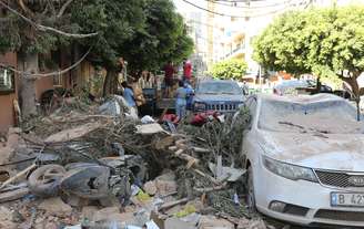 Pessoas são vistas em meio a entulho e carros danificados após explosão em Beirute
07/08/2020
REUTERS/Aziz Taher