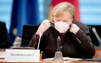 Chanceler da Alemanha, Angela Merkel, durante reunião semanal de gabinete em Berlim
24/02/2021 Kay Nietfeld/Pool via REUTERS