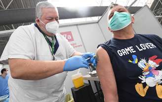Vacinação contra Covid em Segrate, norte da Itália