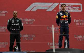Lewis Hamilton ao lado de Max Verstappen no pódio do GP da França de F1 