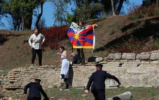 Ativista segura bandeira do Tibete durante cerimônia de acendimento da tocha olímpica dos Jogos de Inverno Pequim 2022
18/10/2021 REUTERS/Costas Baltas