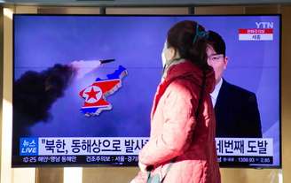 Noticiário em Seul sobre mísseis disparados pela Coreia do Norte